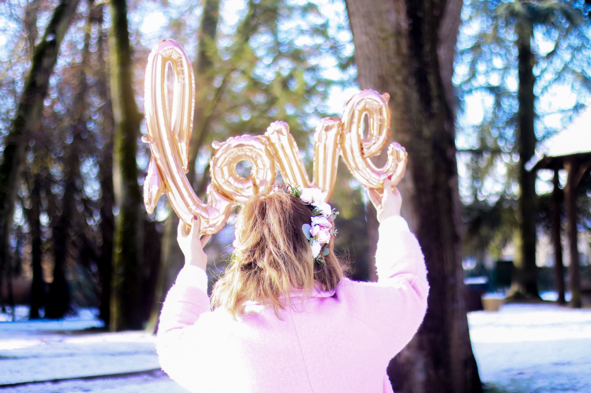 look-saint-valentin-neige-love-rose-fleurs