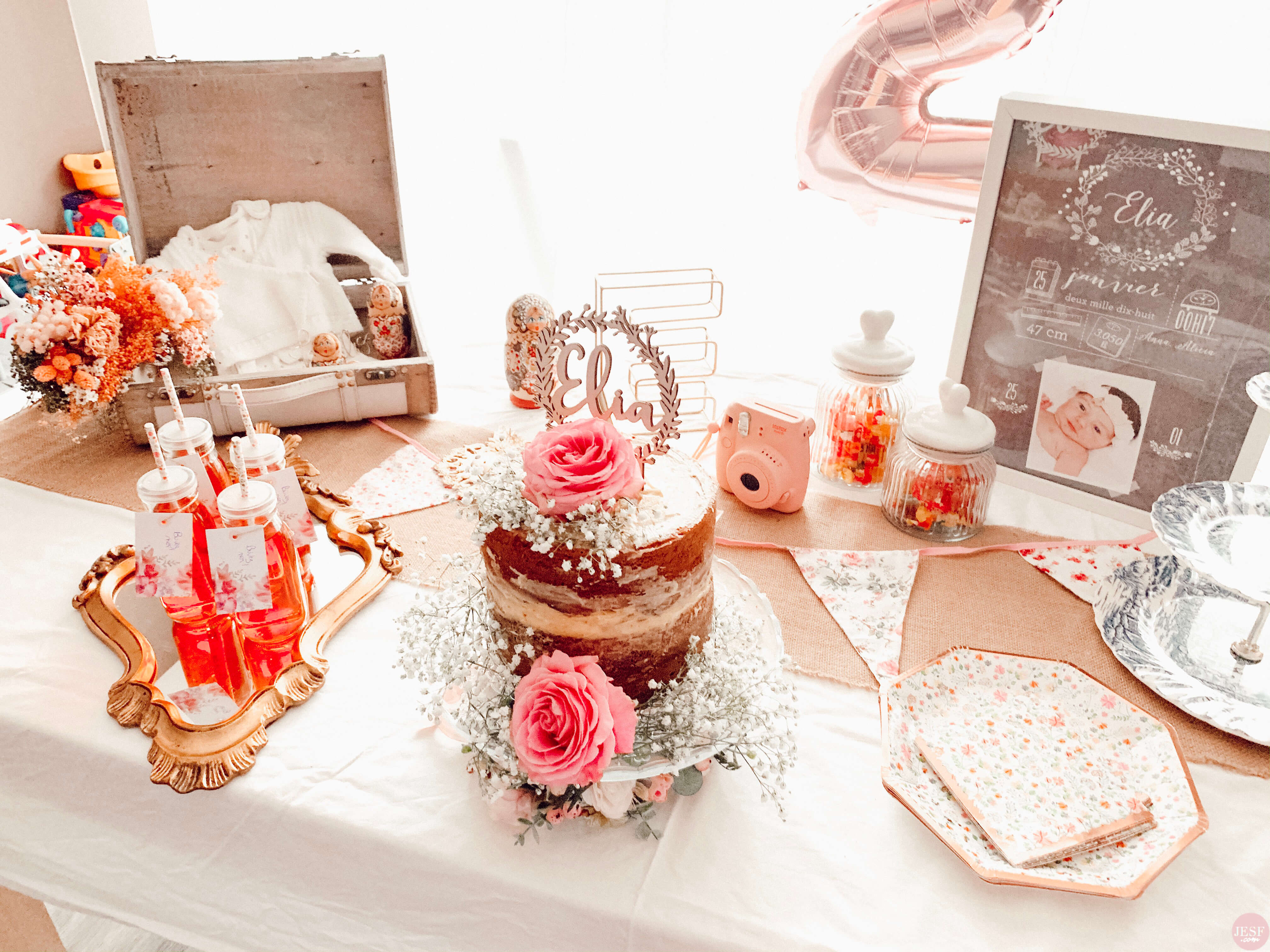 Gâteau d'anniversaire de 2 ans pour fille avec chiffre sur fond de